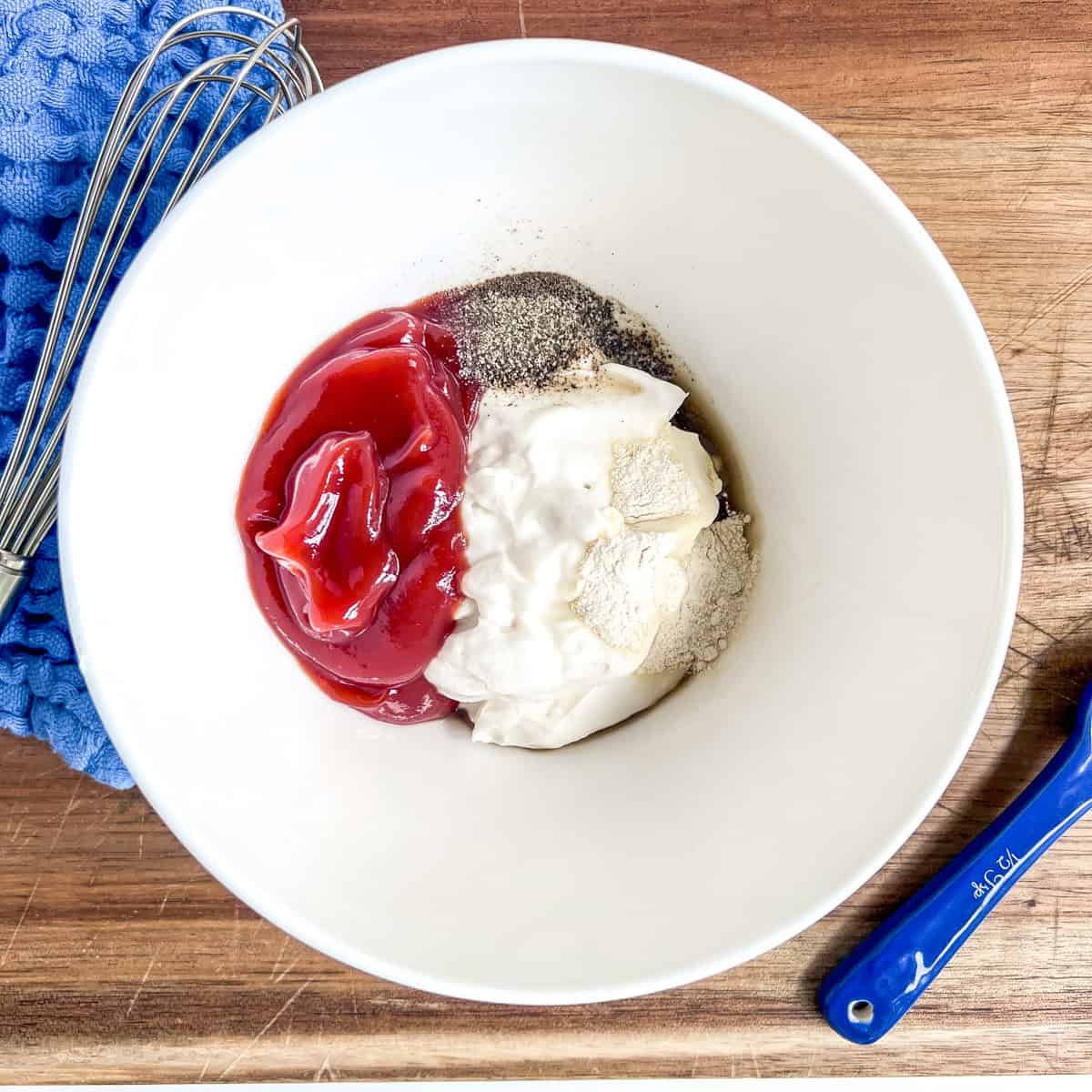 ketchup, mayonnaise, pepper, garlic powder, white vinegar, worcestershire sauce in a white bowl
